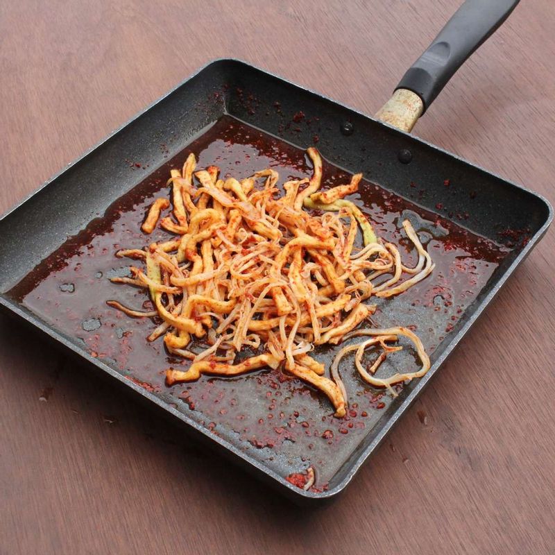 무말랭이를 볶던 팬에 불려두었던 무말랭이와 오징어채를 넣고 중약불에서 2-3분간 볶아주세요.(양념장이 타지 않게 주의해 주세요.)