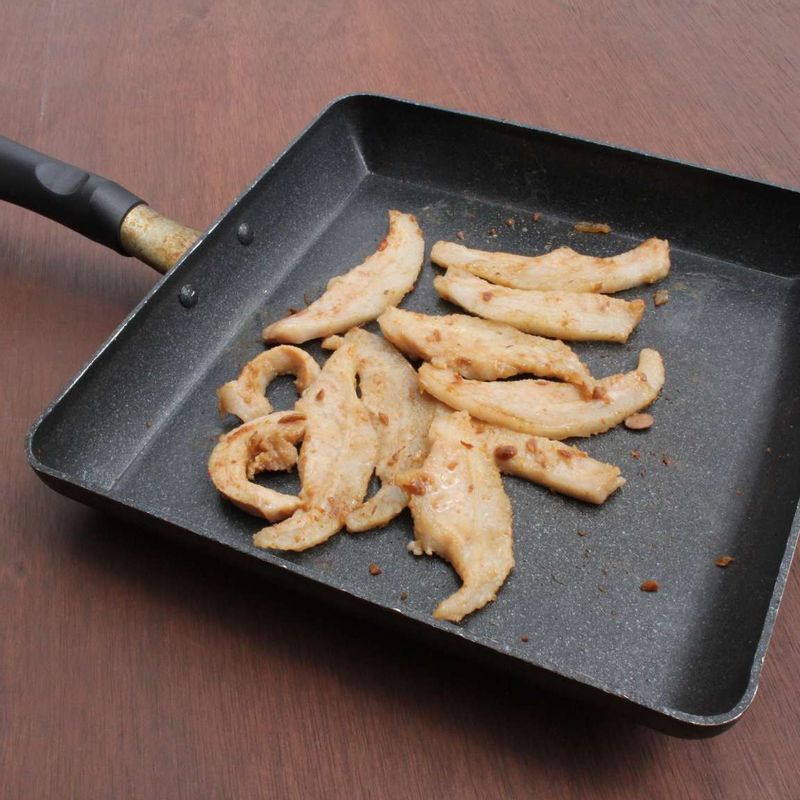 된장소스를 버무려 둔 항정살을 기름을 두르지 않은 후라이팬에 중불에서 3-5분간 노릇하게 구워주세요.