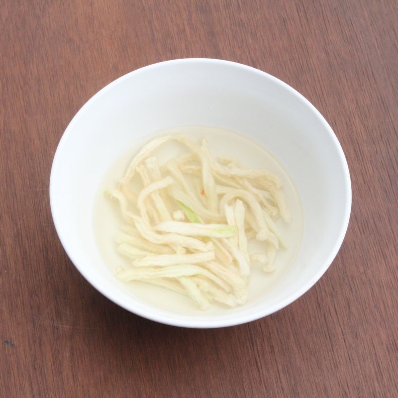 건 무말랭이를 따뜻한 물에 10분간 불려주세요.
(물에 불린 무말랭이는 물기를 꼭 짜서 준비해 주세요.)