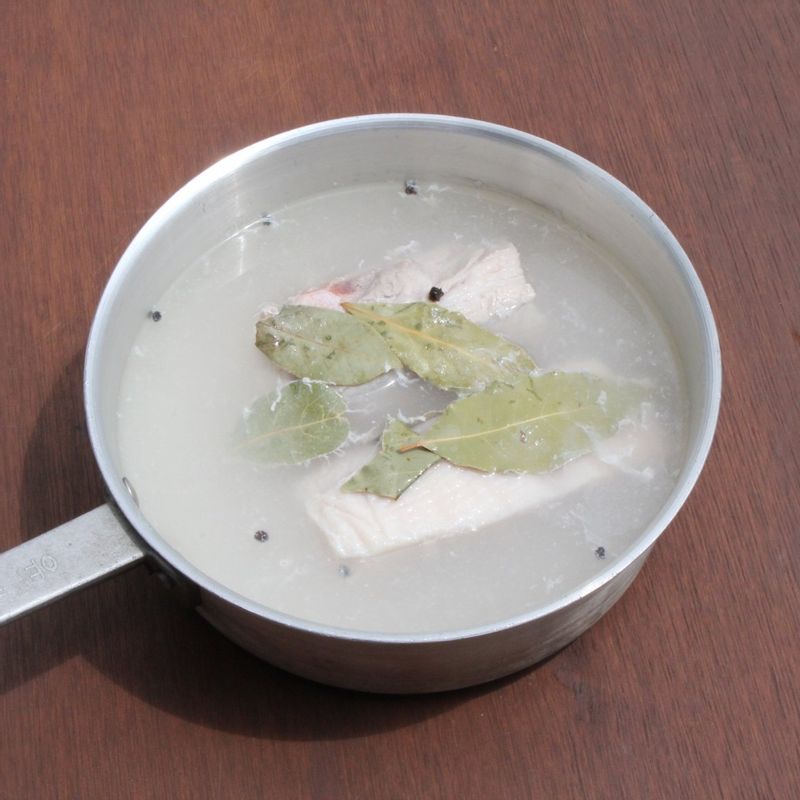 냄비에 통삼겹살이 잠길 만큼 물을 넣고 끓인 후 통삼겹살, 월계수잎, 통후추, 조리용 술을 넣고 뚜껑을 덮어 중불에서 40분간 삶아 주세요.