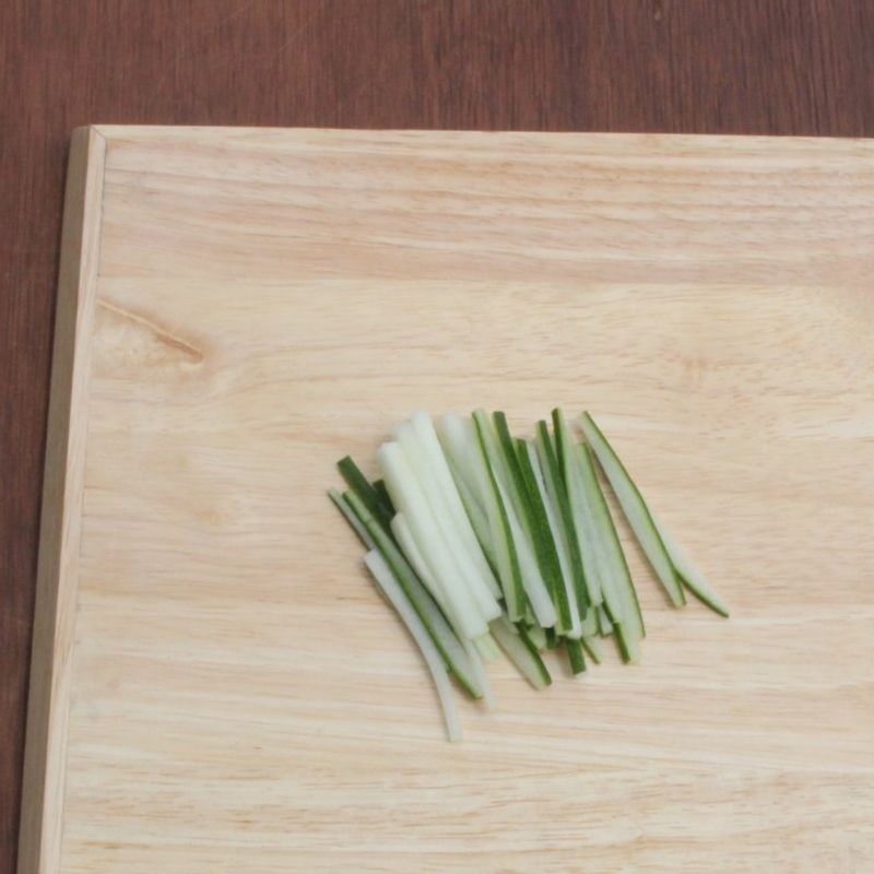 오이와 영양부추, 홍고추는 6cm 길이로 채썰어 주세요.