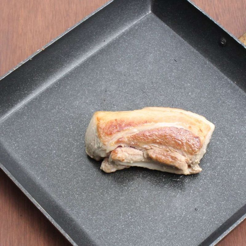 삶은 통삼겹살을 물기를 제거하고 기름을 두르지 않은 팬에 중불에서 돌려 가며 노릇하게 구워주세요.
(이미 익혀 놓은 삼겹살이므로 겉만 노릇하게 구워주시면 된답니다.)