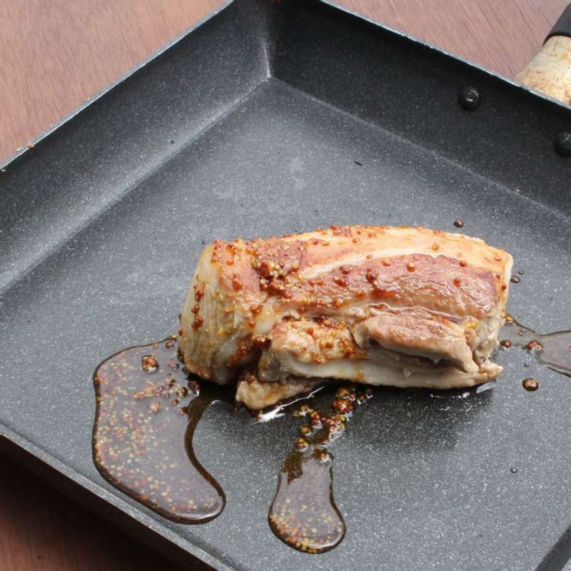 통삼겹을 굽던 팬에 삼겹살 양념장을 넣고 중약불에서 3-4분간 조리듯이 구운 후 도마에 덜어 먹기 좋게 잘라주세요.