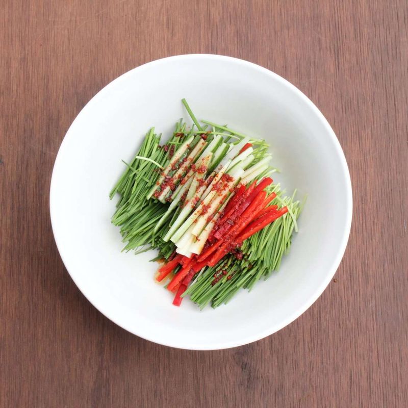 영양부추, 오이, 홍고추, 영양부추 양념장을 버무려 주세요.