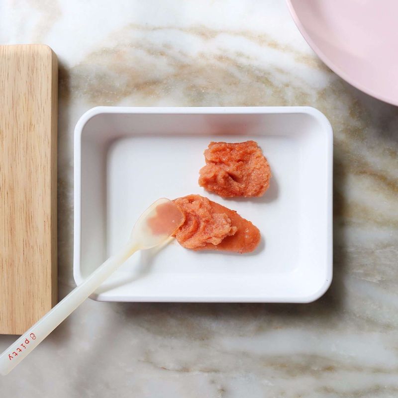 명란젓은 겉의 껍질 막에 칼집을 넣고 명란알만 발라주세요.