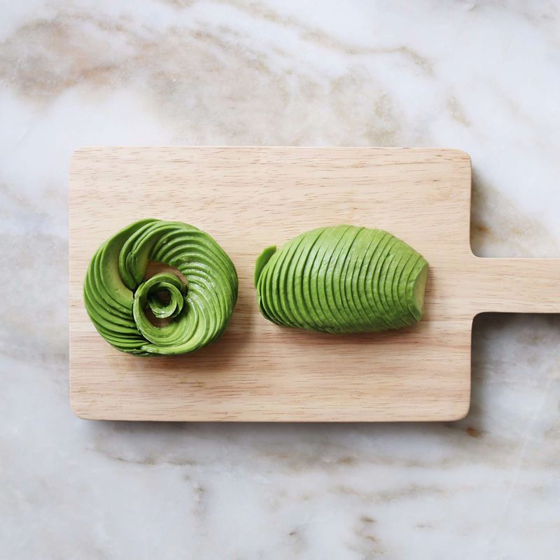 아보카도는 씨앗에 칼날이 닿도록 칼집을 넣은 후 양쪽을 잡고 서로 반대방향으로 비틀어 자른 후, 씨앗과 과육을 분리해주세요. 껍질을 벗겨 일정한 간격으로 슬라이스해 일렬로 돌돌 말아주세요.