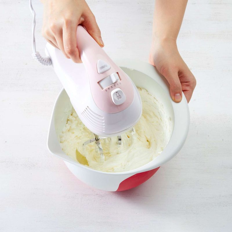 볼에 크림치즈, 샤워크림을 넣고 핸드믹서 거품기로 가장 약한 단계에서 섞어주세요.
설탕과 바닐라설탕을 넣고 가장 약한 단계에서 한 번 더 섞어주세요.