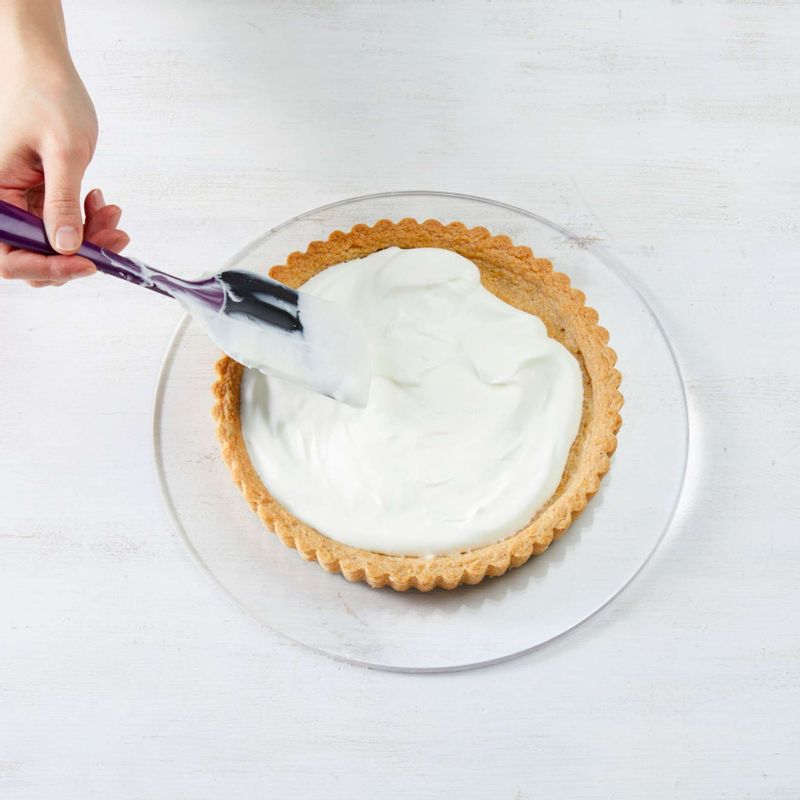 STEP3의 타르트팬에 STEP7의 필링을 1/2 넣고, 초코시트를 그 위에 올려주세요.
빵솔을 이용하여 초코시트위에 시럽을 발라주세요.