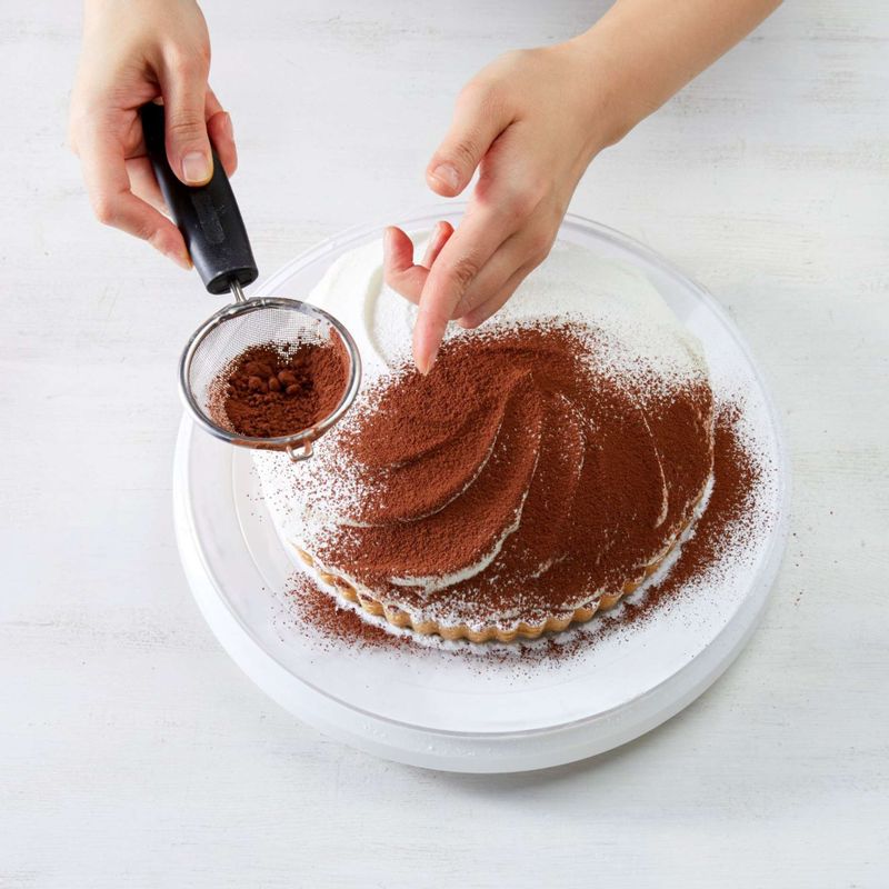 슈거파우더를 뿌리고 코코아가루를 뿌려 마무리해주세요.