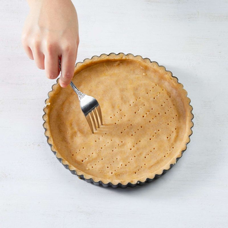 포크로 모양을 낸 후 미리 예열한 180℃오븐에서 10-12분간 구운 후 식힘망에 올려 식혀주세요.