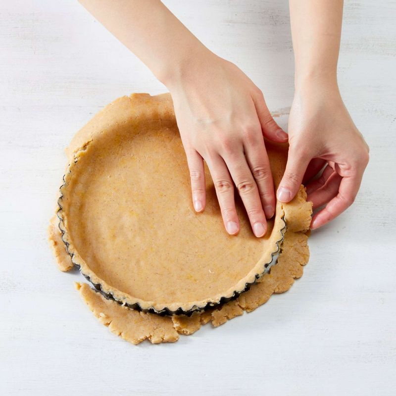 STEP1의 반죽 재료를 비닐에 넣어 뭉쳐준 후 밀대로 밀어 타르트팬에 넣어주세요.
(타르트팬에 미리 철판이형제를 발라주세요.)