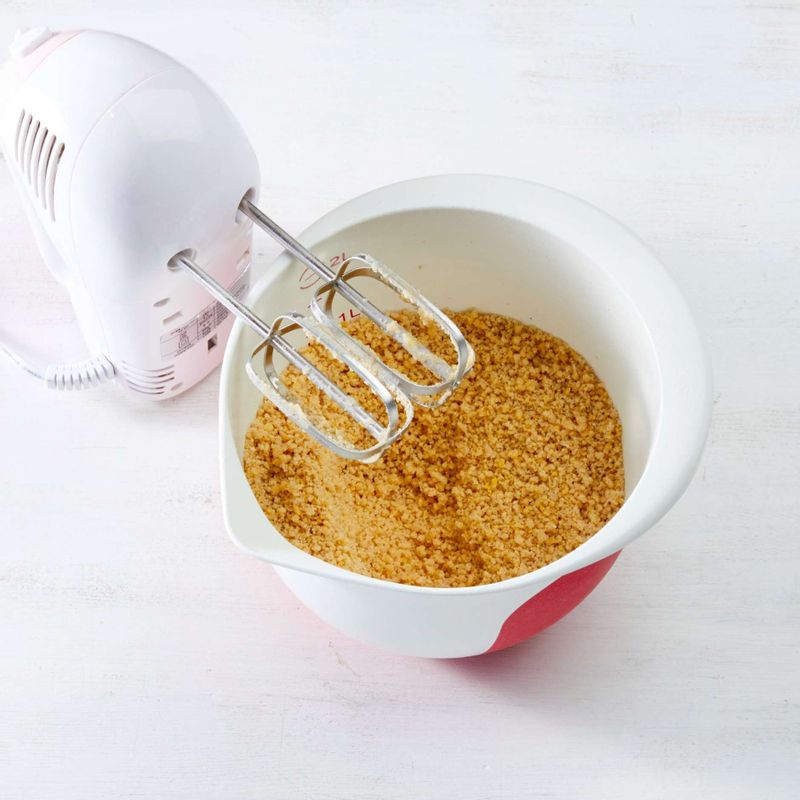 볼에 쿠키믹스, 달걀노른자, 버터, 우유를 넣고 핸드믹서 거품기로 가장 약한 단계에서 섞어주세요.
(크림치즈, 달걀, 버터는 실온 상태에서 미리 30분 이상 꺼내 놓으세요.)