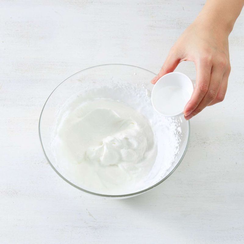 다른 볼에 생크림을 넣고 핸드믹서 거푼기로 가장 센 단계에서 부드러운 거품상태가 될 때까지 휘핑한 후 STEP6에 넣고 실리콘주걱으로 가볍게 섞은 후 오렌지술을 넣고 다시 한 번 섞어주세요.