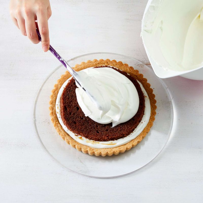 남은 필링을 시트 위에 다 올린 후 스패츌러를 이용해 모양을 내주세요.