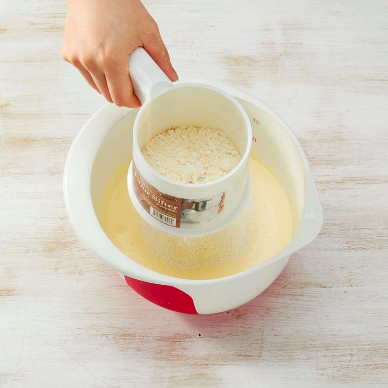 박력분을 체에 내려 넣고 실리콘 주걱으로 조심스럽게 섞어주세요.