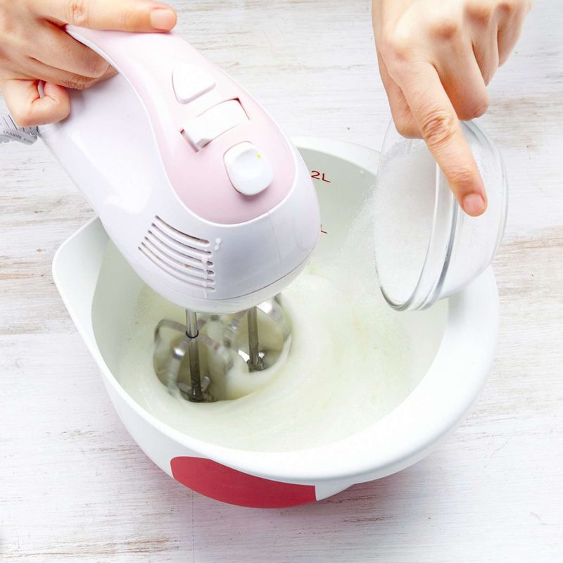 볼에 달걀 흰자를 넣고 핸드믹서기 가장 센 단계에서 30초간 휘핑한 뒤 설탕을 넣고 단단한 거품이 될 때까지 1분간 휘핑해주세요.