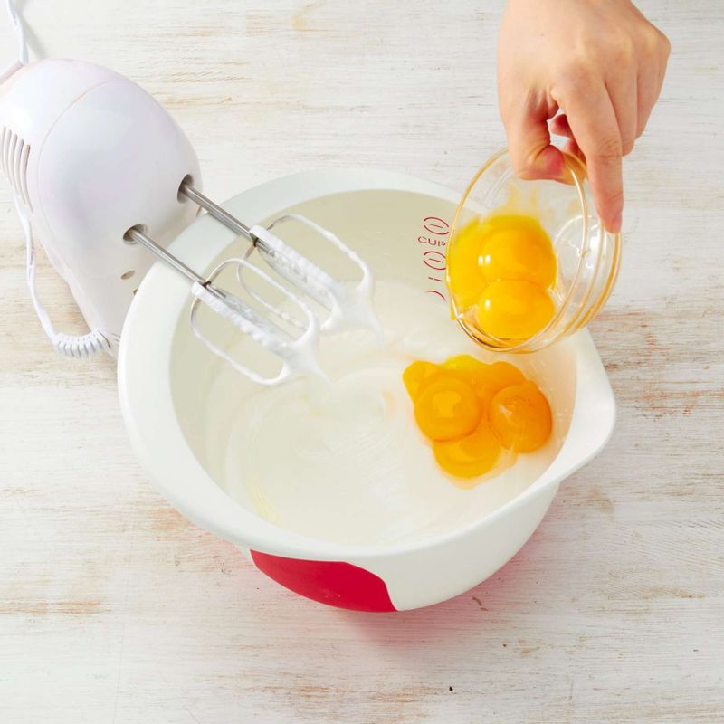 노른자를 한 번에 넣고 바닐라엑스트랙트를 넣은 뒤 핸드믹서기로 다시 한 번 가볍게 섞어주세요.