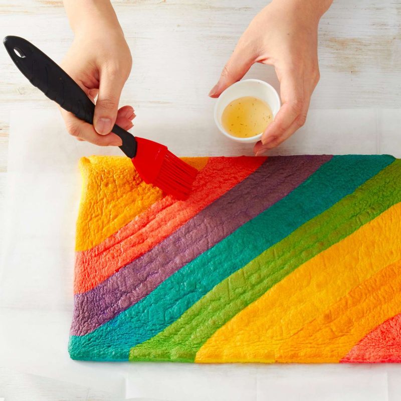 완성된 시트의 유산지를 조심스럽게 제거한 후 구워진 면에 빵솔을 이용해 미리 만들어 둔 시럽을 골고루 발라주세요.