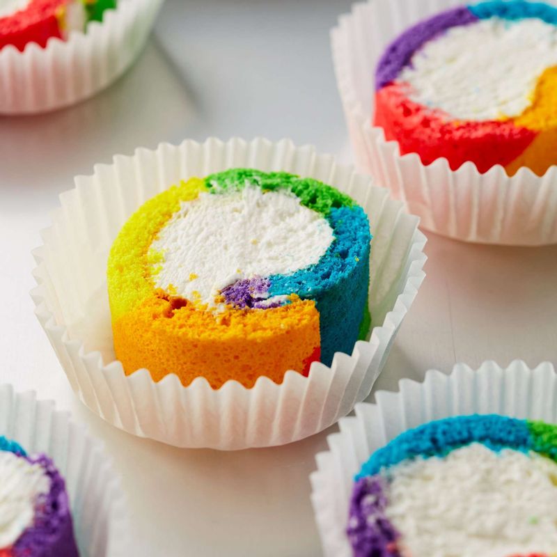 완성된 롤케이크를 먹기 좋게 잘라 예쁘게 담아주세요.