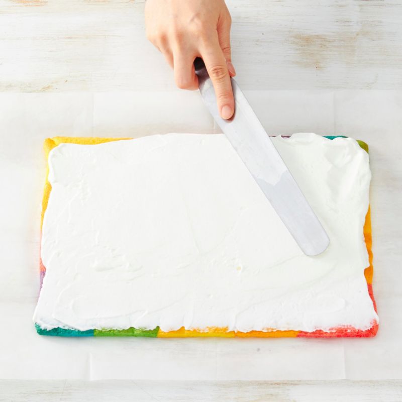 휘핑한 생크림을 스패츌러를 이용해 평평하게 골고루 발라준 후 시트를 안쪽에서부터 둥글려가며 말아주세요. 둥글게 만 롤케이크를 베이킹페이퍼에 싸서 냉장고에 넣은 후 30분 이상 차갑게 식혀주세요.