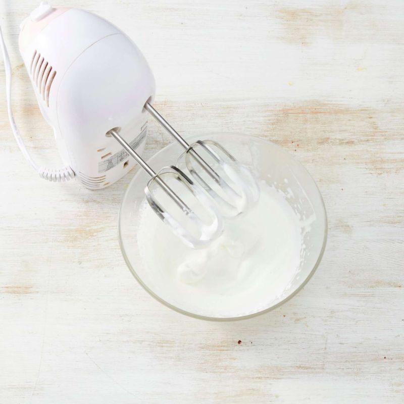 볼에 차가운 생크림과 설탕을 넣고 핸드믹서 거품기의 가장 센 단계에서 약 1분간 휘핑해 단단한 거품을 만든 뒤 마지막에 오렌지술을 넣고 가볍게 섞어주세요.