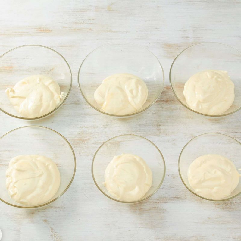 반죽을 6등분 한 뒤 식용색소를 넣고 실리콘주걱으로 다시 한 번 섞어주세요.