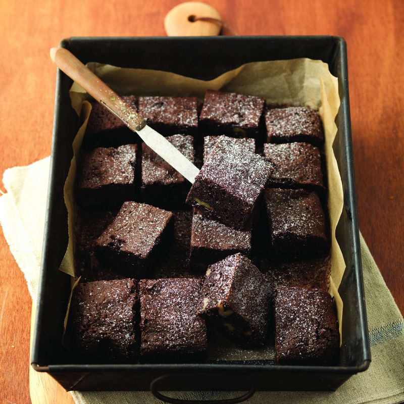 식은 브라우니를 먹기 좋은 크기로 잘라 담아주세요.