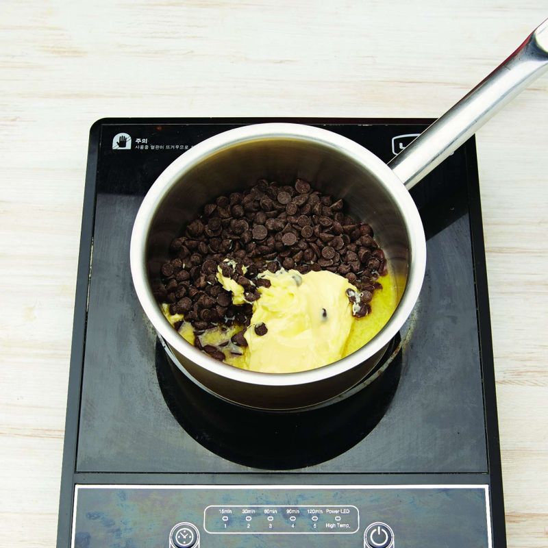 냄비에 버터와 다크커버처초콜릿을 넣고 중불에 녹여주세요. 
(타지 않게 주의하세요.)