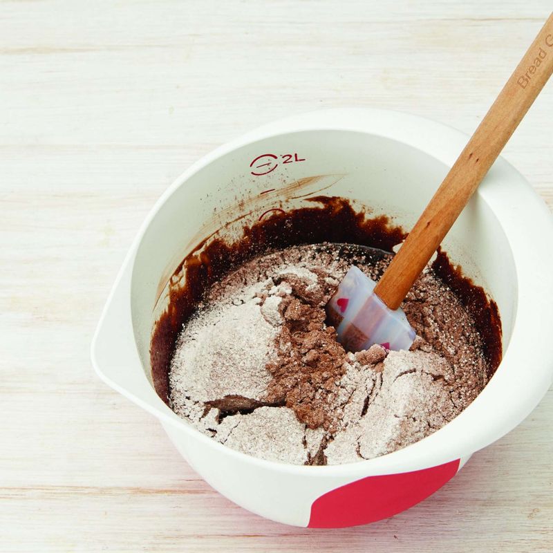 STEP2에 박력분, 무가당코코아가루, 베이킹파우더를 체에 내려 놓고 스패츌러로 잘 섞어주세요. 잘 섞은 반죽에 호두를 넣고 다시 한 번 가볍게 섞어주세요.