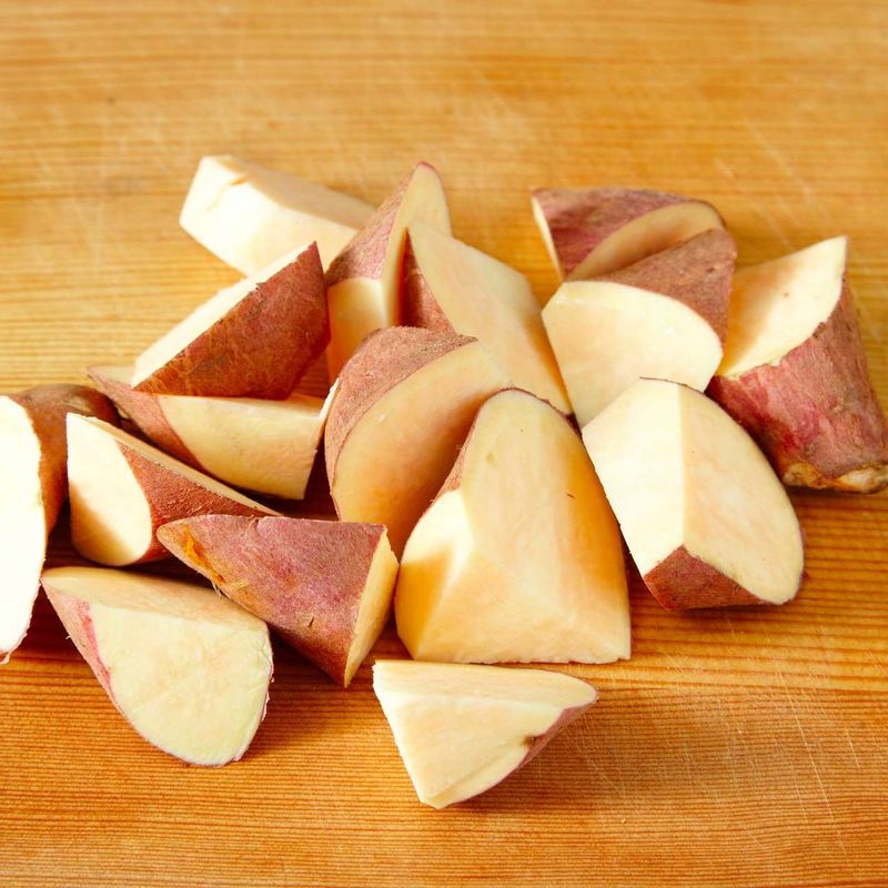 고구마는 깨끗이 씻어 껍질째 먹기 좋은 크기로 썰어주세요.