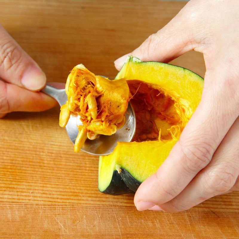 단호박은 씨를 파내고 껍질째 먹기 좋은 크기로 썰어주세요.