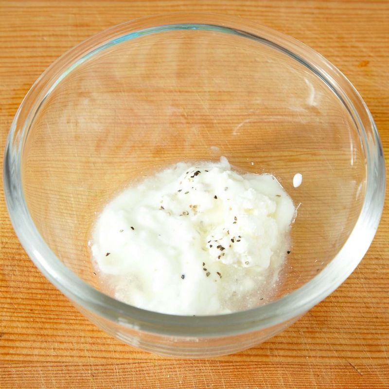 볼에 드레싱 재료를 넣고 고루 섞어주세요.