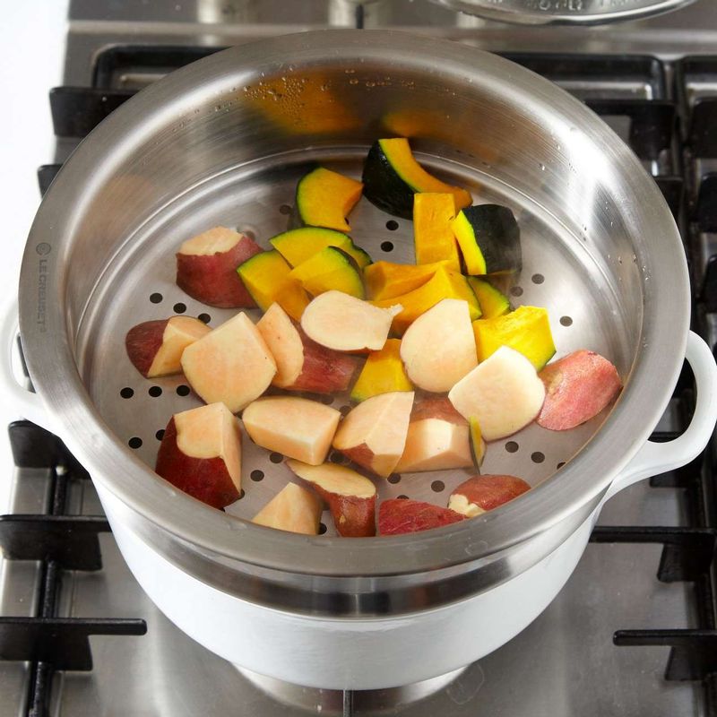 찜기에 고구마와 단호박을 올려 충분히 익을 때까지 쪄주세요.