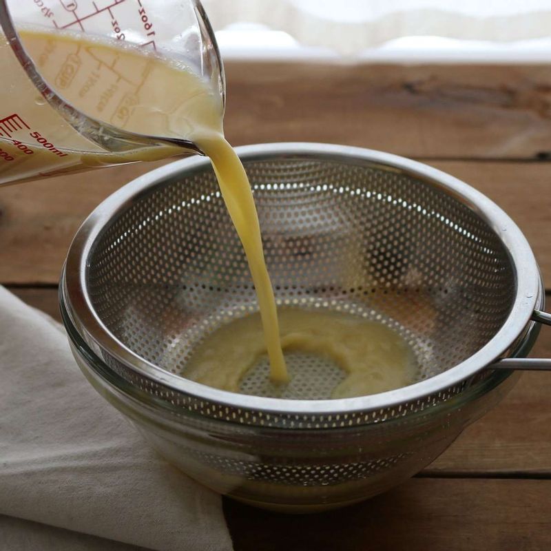 달걀물을 체에 걸러 알끈을 제거해주세요.