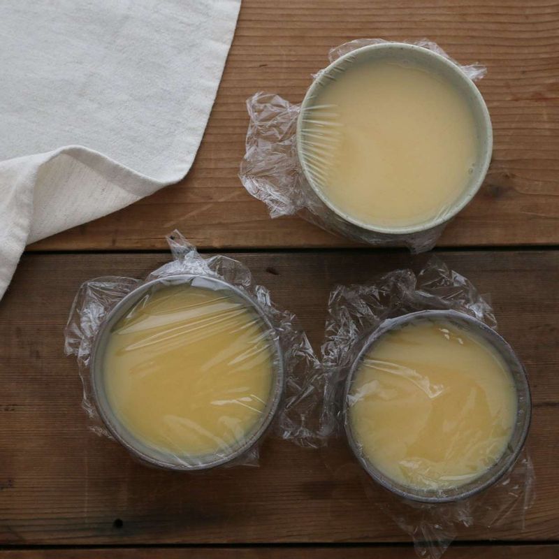 달걀물을 사기그릇에 70~80% 채우고 표면의 거품을 제거한 후 랩을 씌워주세요.