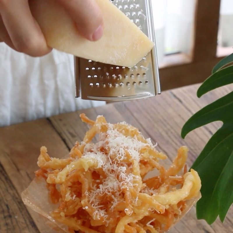 파마산 치즈를 그레이터에 갈아 진미채튀김 위에 솔솔 뿌린 후 파슬리가루를 뿌려주세요.