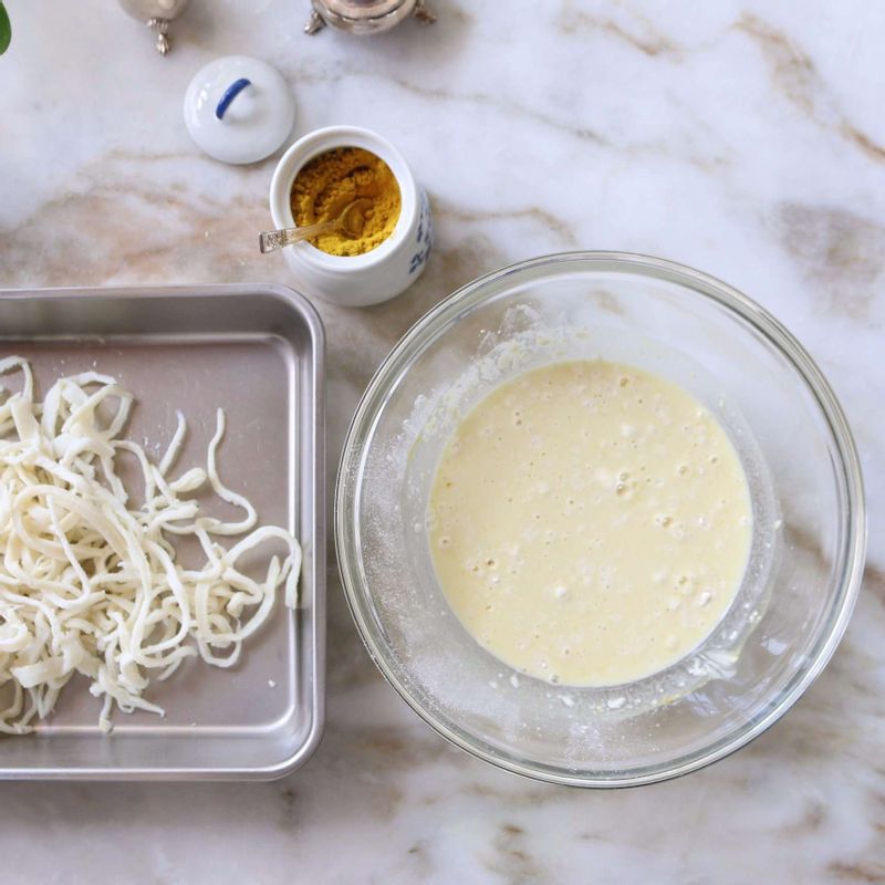 볼에 반죽 재료를 넣어 잘 섞고, 진미채는 튀김가루 3큰술을 뿌려 골고루 입힌 후 반죽에 넣어주세요.