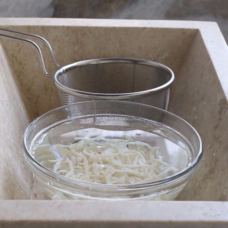 진미채는 물에 살짝 담갔다가 건져 촉촉한 상태로 10분 정도 불려주세요.