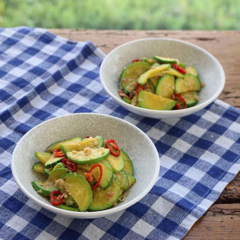 접시에 애호박을 담고 통깨를 뿌려주세요.