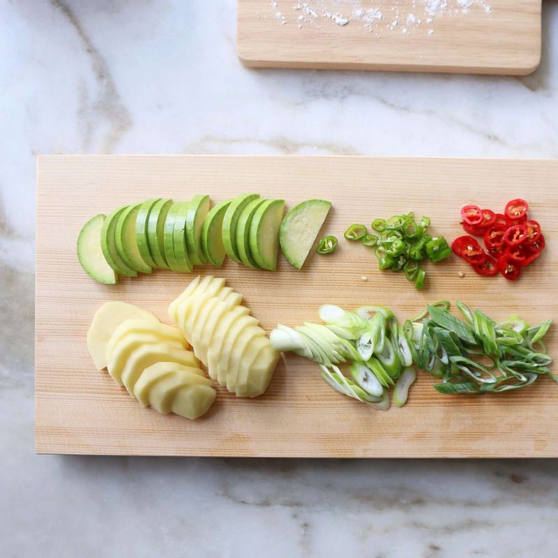 감자와 애호박은 반달모양으로 썰고, 대파는 어슷썰기 해주세요. 홍고추와 청양고추는 링으로 썰어주세요