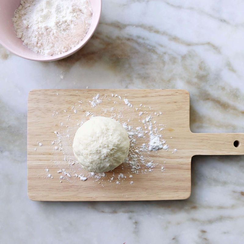 볼에 수제비반죽 재료를 넣고 잘 치대어 반죽을 만든 후, 비닐팩에 담아 냉장고에서 20분 정도 숙성시켜주세요.