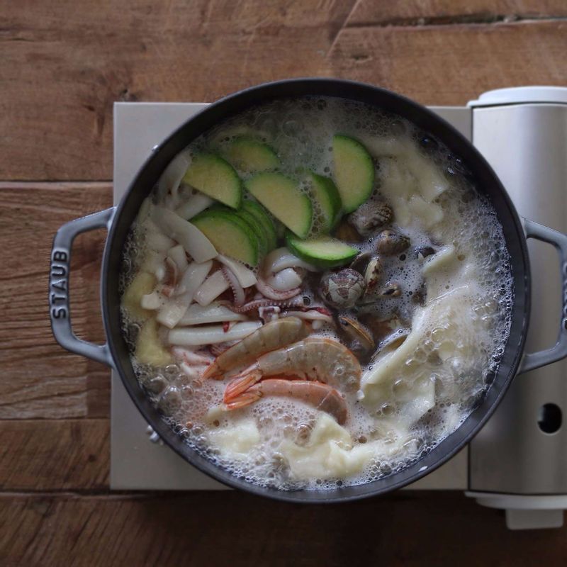 바지락과 오징어, 새우, 애호박를 넣고 3분 정도 끓이다가 마지막에 대파, 홍고추, 청양고추를 넣어 한소끔 더 끓여주세요.