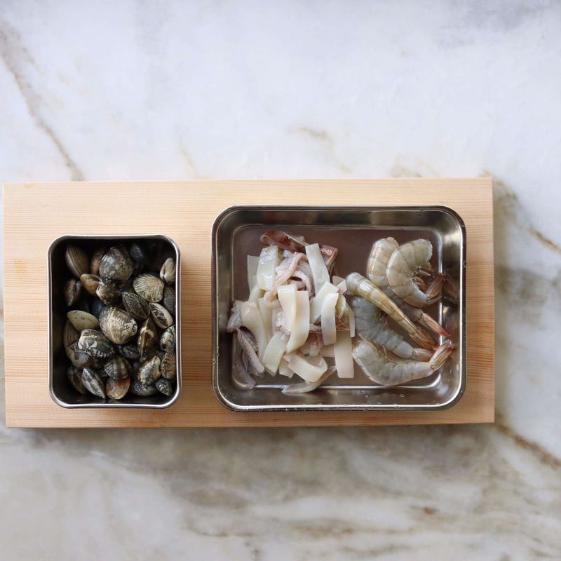 해감한 바지락은 비벼 씻은 후 흐르는 물에 헹궈주세요. (해감이 안된 바지락은 물에 비벼 씻은 후, 소금물에 담가 어두은 곳에서 3시간 정도 해감해주세요)
새우는 머리를 떼고, 오징어는 내장을 뺀 후 껍질을 벗겨 한입 크기로 썰어주세요.