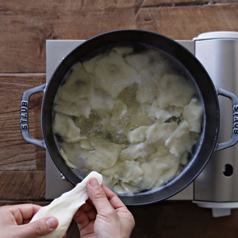 냄비에 다시마멸치육수와 감자를 넣고 3분 정도 끓이다가 중약불로 줄인 후, 수제비반죽을 한입크기로 얇게 떼어 넣고 국물양념 재료를 넣어주세요.
(손에 물을 묻혀가며 반죽을 떼어 넣고, 반죽이 달라붙지 않도록 국자로 중간중간 저어주세요.)