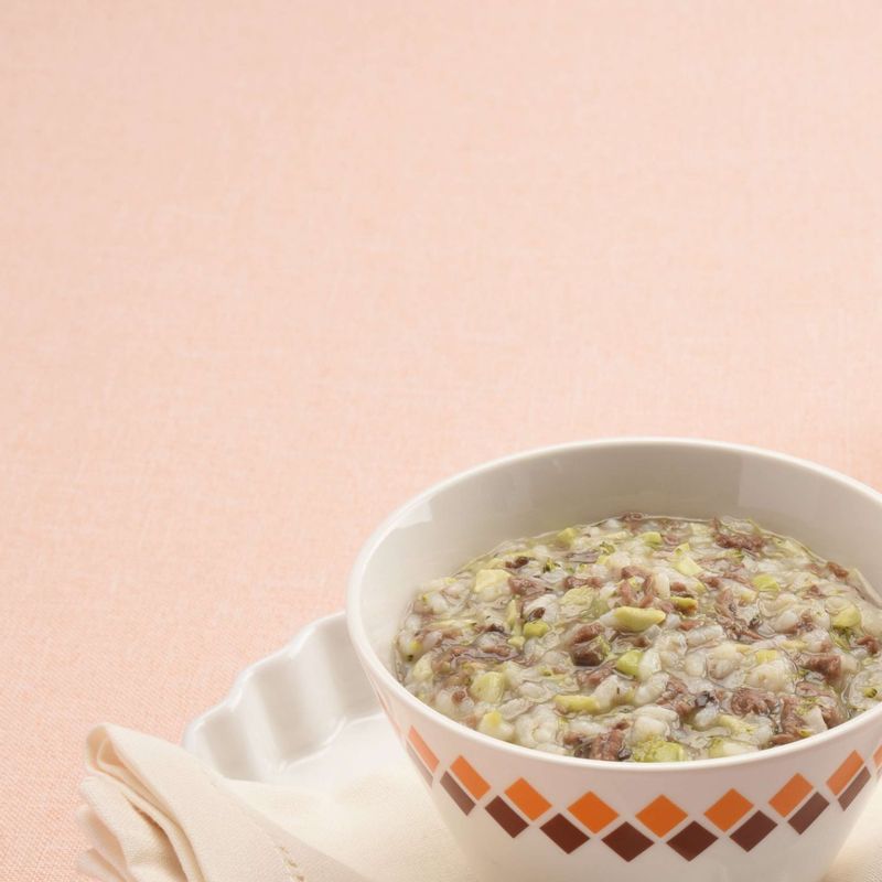 쇠고기무른밥을 위한 재료 이미지로 진밥,양송이버섯,브로콜리,검은콩,쇠고기 안심 등으로 구성 되어있습니다.