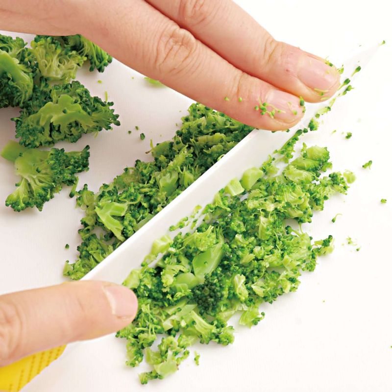 브로콜리는 꽃송이만 잘라 베이킹소다로 깨끗이 씻은 뒤 쪄서 다지세요.