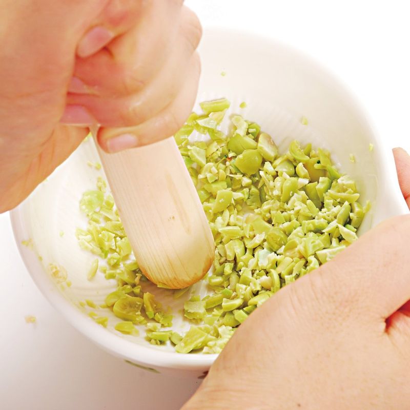 검은콩은 찬물에 하룻밤(6~10시간) 불린 뒤 껍질을 벗겨 내고 삶아서 으깨세요.