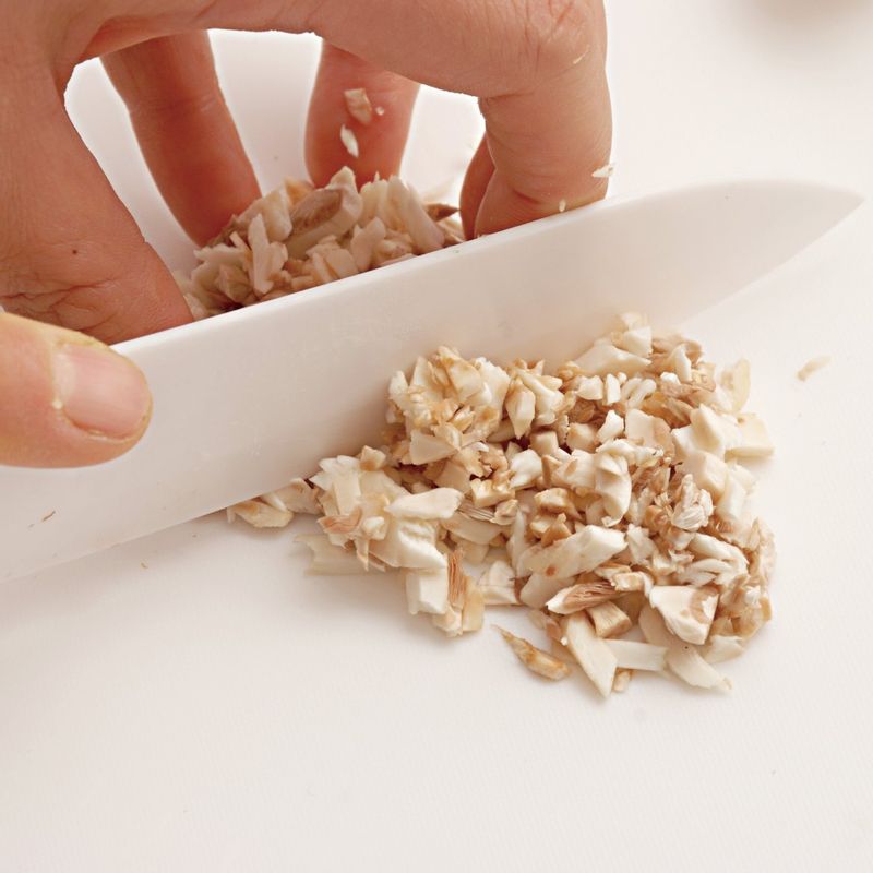 손질한 양송이버섯을 흐르는 물에 헹궈서 잘게 다지세요.