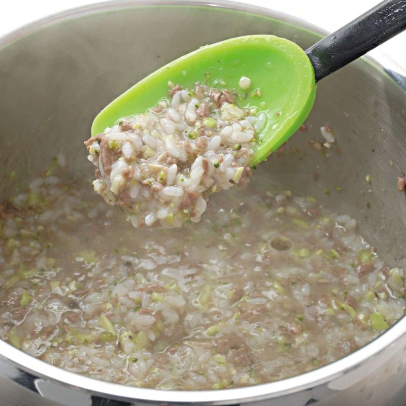 끓기 시작하면 약한 불로 줄인 뒤 밥알이 퍼지고 다른 재료가 충분히 익을 때 까지 저어 가며 끓이다가 완성되면 불을 끄세요.