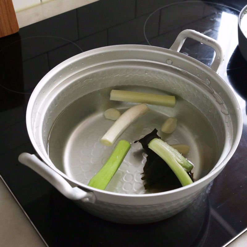 냄비에 물과 다시마, 대파, 마늘을 넣고 끓어오르면 다시마를 건져내고 2분 정도 더 끓이다가 대파와 마늘을 건져주세요.
콩나물을 넣고 뚜껑을 열고 2~3분 정도 끓이다가 건져 식혀주세요. (콩나물은 건져낸 후 냉장고에 넣어 빨리 식히면 아삭한 식감을 살릴 수 있답니다)